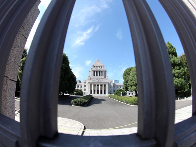 菅官房長官は戦後50年の村山談話、60年の小泉談話に続き、戦後70年(平成27年)の節に安倍総理の談話として「21世紀にふさわしい未来志向の談話を発表したい」と26日語った。