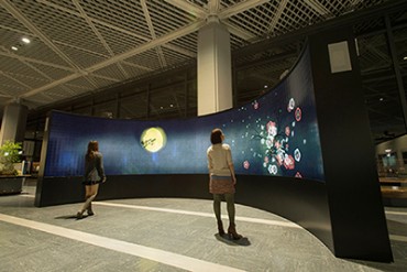 紫舟＋チームラボの作品が成田空港で公開 - 書道と3Dアニメーションがコラボした参加型デジタルアート