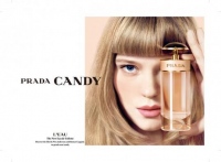 「プラダ」新フレグランスは謎めいた女の子を表現