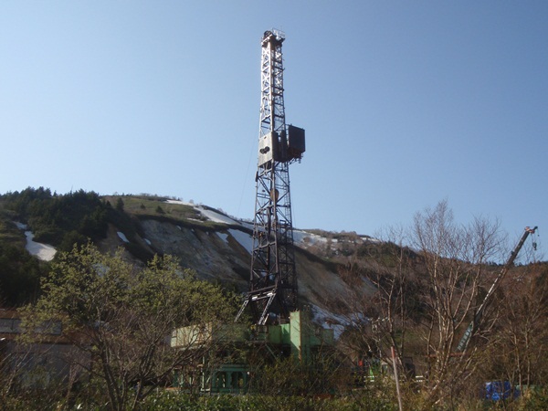 共同掘削調査を開始(中央は掘削用リグ)(写真:JFEエンジニアリング) 共同掘削調査を開始(中央は掘削用リグ)(写真:JFEエンジニアリング)