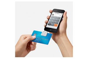 Squareリーダーを使用した決済シーン（写真：三井住友カード）