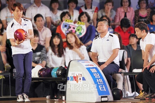 神話(SHINHWA)のアンディが、芸体能チームの新しいメンバーとして迎え入れられた。写真=KBS 2TV『僕らの町の芸・体・能』
