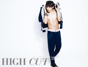 2PMのジュノが、“天使の微笑”を封印し、大人の男の魅力をアピールした。写真＝HIGH CUT