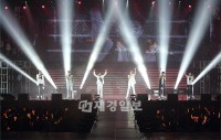 神話(SHINHWA)が2013年アジアツアーの台湾公演で、15年目アイドルグループの威厳を改めて見せつけた。