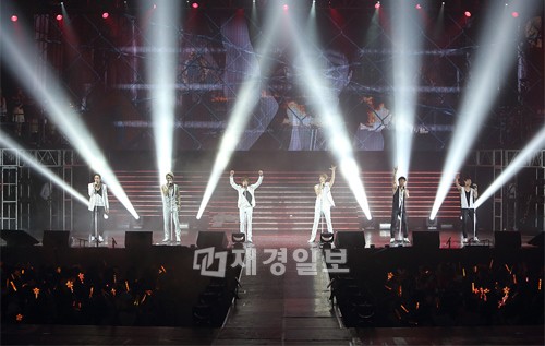 神話(SHINHWA)が2013年アジアツアーの台湾公演で、15年目アイドルグループの威厳を改めて見せつけた。