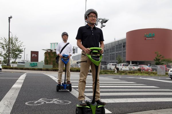 立ち乗り型のパーソナル移動支援ロボット「Winglet」の利用例（写真：トヨタ自動車）