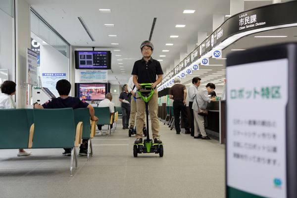 立ち乗り型のパーソナル移動支援ロボット「Winglet」の利用例（写真：トヨタ自動車）