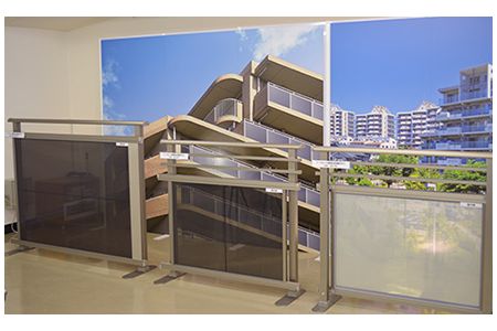 シースルー太陽電池モジュールのラインアップ(写真:シャープ) シースルー太陽電池モジュールのラインアップ(写真:シャープ)