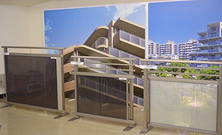 シースルー太陽電池モジュールのラインアップ（写真：シャープ）