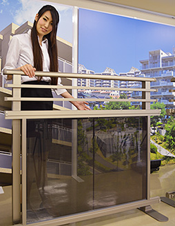 シースルー太陽電池モジュール(写真:シャープ) シースルー太陽電池モジュール(写真:シャープ)