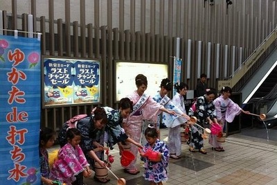 小田急百貨店新宿  浴衣を着て「打ち水」を実施、着付けや髪型のヘアアレンジにも注目