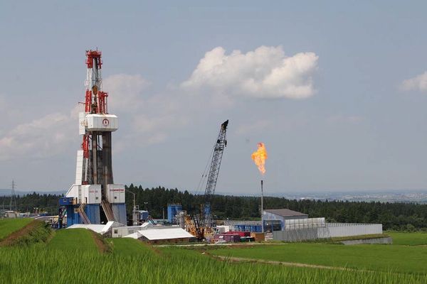 「片貝 SK-30D-1」産出テスト風景（写真：石油資源開発）