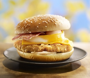 今年初登場の「チキンチーズ月見」（画像：日本マクドナルド）