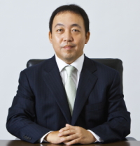 金融事業中心に不動産やアミューズメント事業などを展開するホールディングカンパニーＪトラスト＜８５０８＞（東２）は、ライツ・オファリングによる、前例のない規模の資金調達を行い、行使率８６．０％という高率を得たことから、９７７億円を調達した。