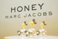 「マーク ジェイコブス」香水ハニーを新発売、お披露目パーティにモデルの中村アンやフォトグラファー蜷川実花が登場