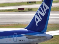 ANAは、2014年度入社以降の客室乗務員を契約社員(スカイサービスアテンダント)採用から正社員採用に変更する
