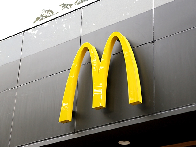 27日の取締役会で、日本マクドナルドホールディングスは、傘下の事業会社の日本マクドナルドの原田泳幸会長兼社長兼CEOが会長専任となり、サラ・カサノバ氏が社長兼CEOとなる人事決定が行われたと発表した