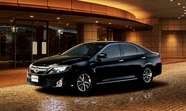 カムリ　特別仕様車ハイブリッド“Gパッケージ・PREMIUM BLACK”（画像：トヨタ自動車）