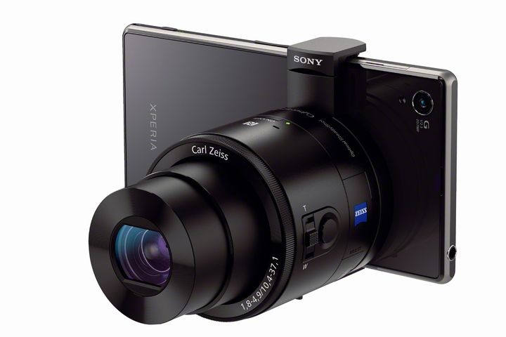 「DSC-QX100」スマートフォン装着時（画像：ソニー）