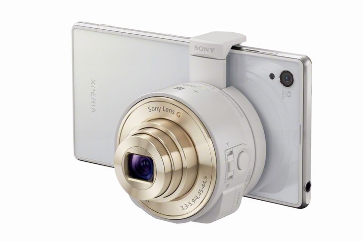 「DSC-QX10」スマートフォン装着時（画像：ソニー）