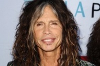 スティーヴン・タイラーが小さな“カフェ”にサプライズ登場