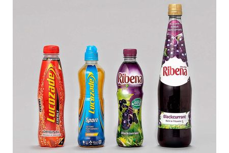 「Lucozade（ルコゼード）」（左2本）と「Ribena（ライビーナ）」（右2本）（画像：サントリー食品インターナショナル）