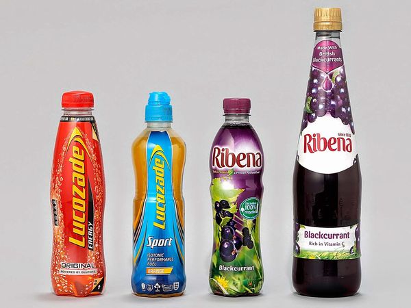 「Lucozade（ルコゼード）」（左2本）と「Ribena（ライビーナ）」（右2本）（画像：サントリー食品インターナショナル）