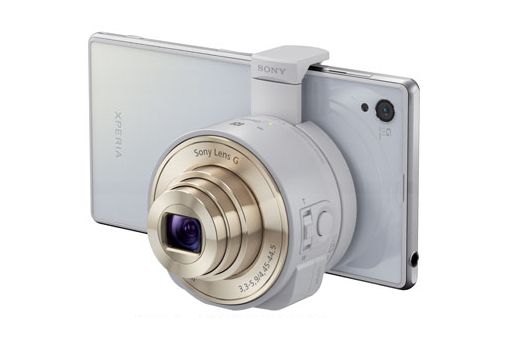 スマートフォン装着時の例「DSC-QX10」（画像：ソニー）