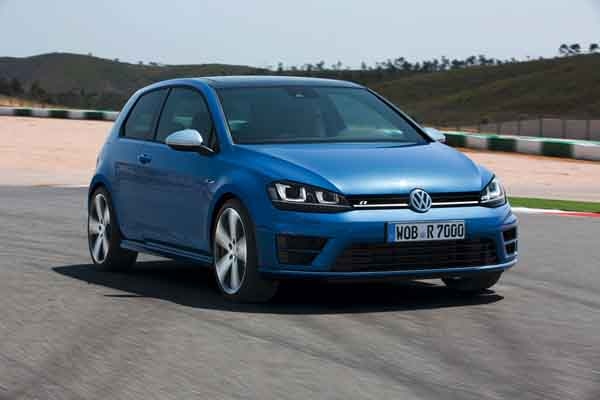 VW GOLFのフラッグシップ「R」、写真は2ドアモデルだ。日本上陸は来年か?　その前、2013年10月までにGTIが上陸予定だ。