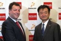 今回、2社の協業を発表した、フリースケール・セミコンダクタ・ジャパン社長ディビッドM・ユーゼ氏(写真左)とローム取締役LSI商品戦略本部長の高野利紀氏。