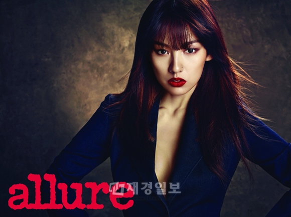 イ・ヒョリが、より一層成熟した美しさを披露した。写真＝ALLURE KOREA