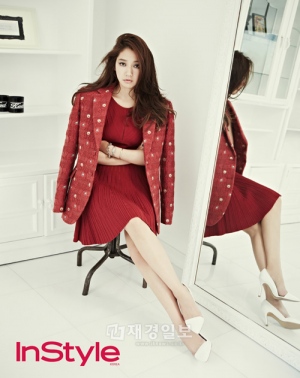 パク シネ レッドの衣装でファッション誌のグラビア撮影 韓流stars