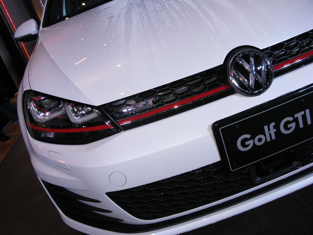 新型ゴルフGTI、発表会は生憎の雨。赤いグリルに走るラインがGTIの証し。そう、思えば、7thゴルフの発表会も雨の日だった。