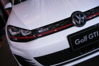 新型ゴルフGTI、発表会は生憎の雨。赤いグリルに走るラインがGTIの証し。そう、思えば、7thゴルフの発表会も雨の日だった。