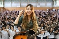 ベッキーも絶賛の片平里菜 母校凱旋「おかえりなさい 里菜先輩！」