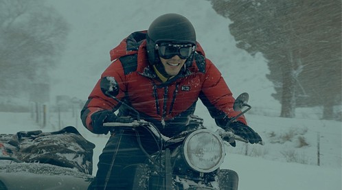 写真 ヒョンビン K2 のcmでワイルドな魅力 バイクで雪原を疾走 2 韓流ファッション 財経新聞