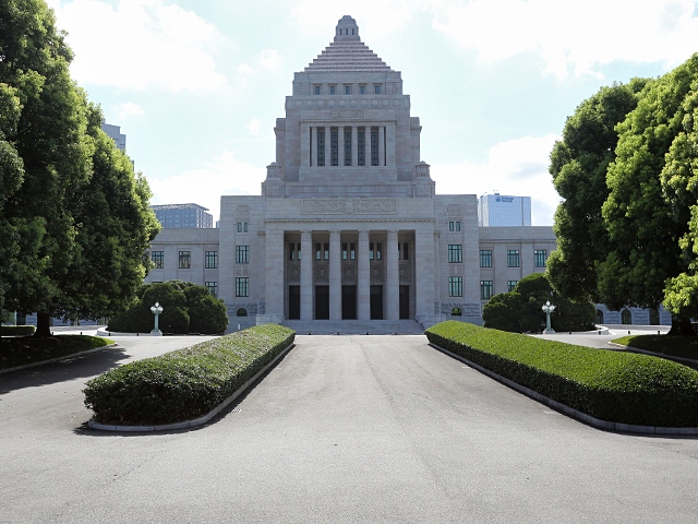 自民党の石破茂幹事長は「消費税引き上げ前に(国会議員自らが身を切る改革の)方向性を示すことは必要というのが自公民3党の幹事長の認識」とした