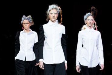 ヨウジヤマモト 2014年春夏コレクション - 衝撃的なネオンカラーを織り交ぜつつも退廃的なムードを連れ立って