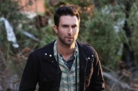 マルーン5のアダムが悲惨な新婚さんを熱演、大ヒット海外ドラマのDVD発売