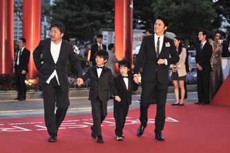 映画『そして父になる』で主演を務める福山雅治や是枝裕和監督が3日、第18回釜山国際映画祭のオープニングセレモニーに出席した。（C）2013『そして父になる』製作委員会　配給：ギャガ