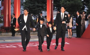 映画『そして父になる』で主演を務める福山雅治や是枝裕和監督が3日、第18回釜山国際映画祭のオープニングセレモニーに出席した。（C）2013『そして父になる』製作委員会　配給：ギャガ