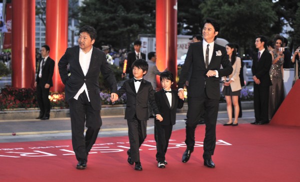 映画『そして父になる』で主演を務める福山雅治や是枝裕和監督が3日、第18回釜山国際映画祭のオープニングセレモニーに出席した。（C）2013『そして父になる』製作委員会　配給：ギャガ