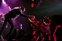 ザ・キラーズ 6年ぶりの来日公演が大盛況で終了、11月にはベスト・アルバムもリリース