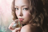 安室奈美恵 待望のCMソングが1位獲得、新たな豪華コラボ曲も