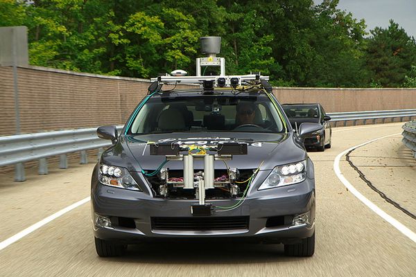 自動運転技術の実験車（写真：トヨタ自動車）