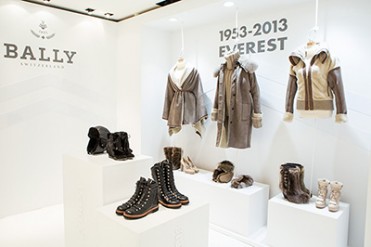 バリーがエベレスト人類登頂60周年パーティを開催 - 60年前のブーツを披露