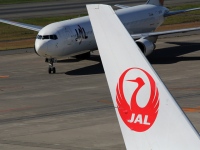 JALは、中長距離路線用の更新機材として、「エアバス」のA350型機の導入を決定し、A350-900型機18機およびA350-1000型機13機からなる確定31機、およびオプション25機の購入契約を締結した。