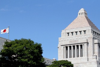 第185回臨時国会が15日召集され、安倍晋三総理が衆参両院の本会議で所信表明演説を行った。