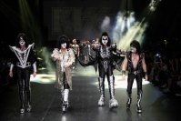 【東京2014春夏＝10月17日】KISSも登場　演出に趣向を凝らす東京デザイナーたち