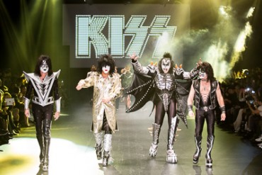 へヴィメタルバンド「KISS」がクリスチャン ダダのショーに登場！